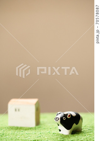（2021年・丑年）年賀状で使える、草原の中に佇む置物の牛 70578087