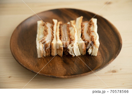 木製プレートに乗せたカツサンド 70578566