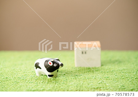 （2021年・丑年）年賀状で使える、草原の中に佇む置物の牛 70578573