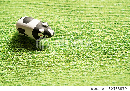 （2021年・丑年）年賀状で使える、草原の中に佇む置物の牛 70578839