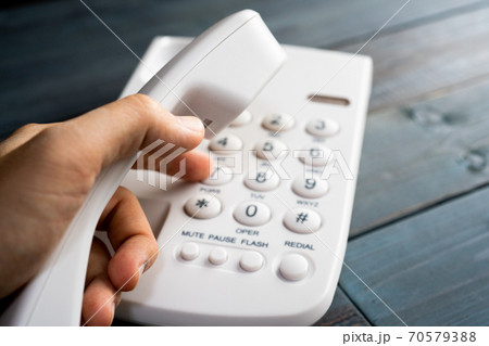 電話機とビジネスマンの手 電話機とビジネスマンの手 70579388