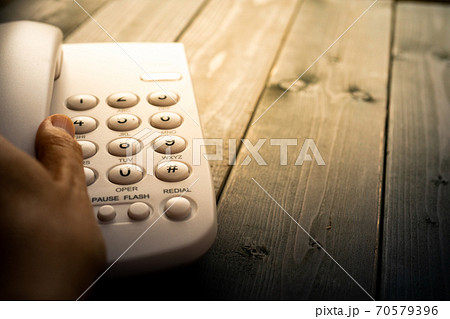 電話機とビジネスマンの手 電話機とビジネスマンの手 70579396