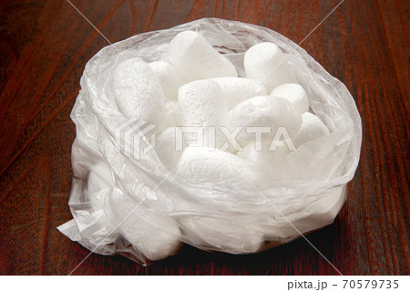 荷物梱包のクッション材 70579735