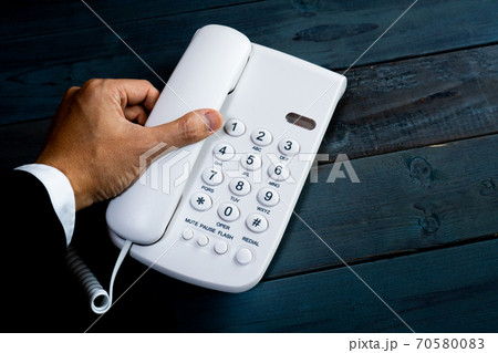 電話機とビジネスマンの手 電話機とビジネスマンの手 70580083