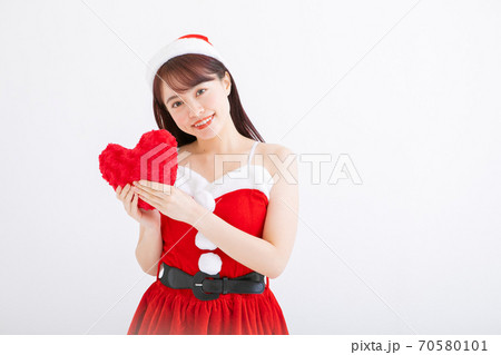 サンタのコスプレをする女性 サンタのコスプレをする女性 70580101