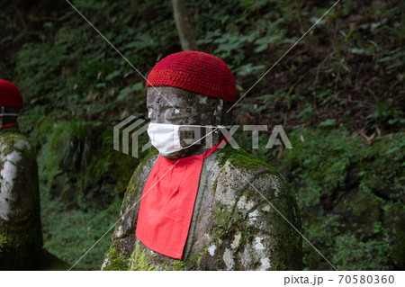 コロナ収束を願うマスクをかけた地蔵 70580360