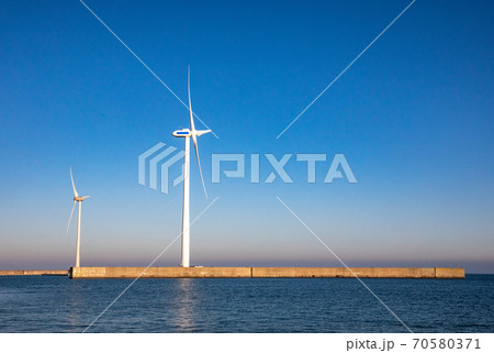 夕暮れの風力発電 夕暮れの風力発電 70580371