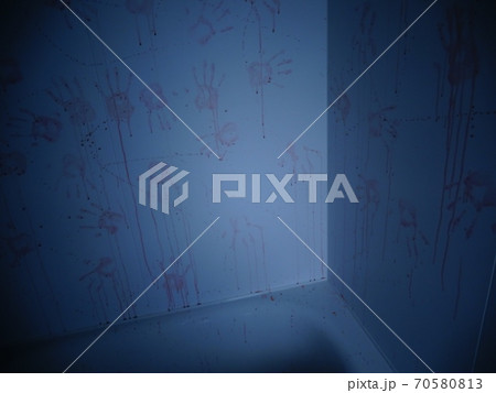 ホラー　無数の血の手形が不気味な浴室 70580813