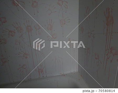ホラー　血の手形が無数についた浴室 70580814
