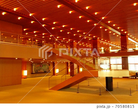 生まれ変わったホテルオークラ　華やかなエントランス 70580815