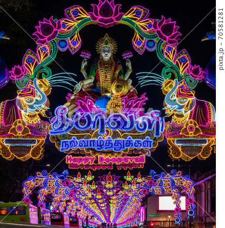 【シンガポール】ディパバリのお祝いでライトアップされたリトルインディアのセラングーン通り 70581281