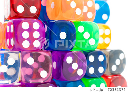 カラフルなサイコロ 70581375