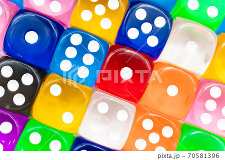 カラフルなサイコロ 70581396