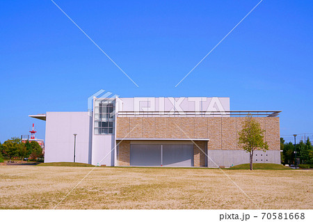 西大寺緑化公園の広場と百花プラザの建物と青空　岡山県岡山市東区 70581668