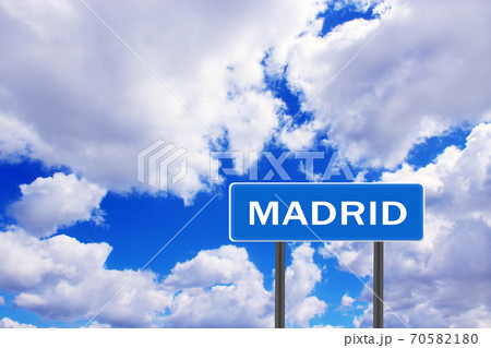 Sign with inscription Madrid with view of sky. Pointer of the settlement 70582180