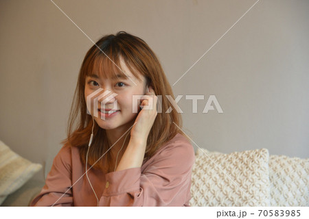 テレワークをする若い女性 テレワークをする若い女性 70583985