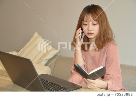 テレワークをする若い女性 70583998