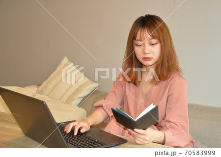 テレワークをする若い女性 テレワークをする若い女性 70583999