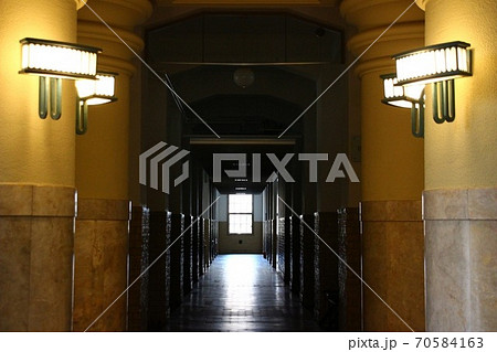 大学の廊下1 70584163