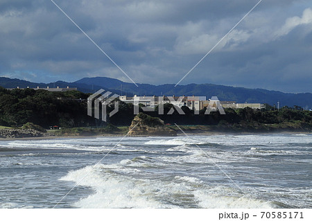 茨城県日立市 河原子北浜の海岸に押し寄せる波 茨城県日立市 河原子北浜の海岸に押し寄せる波 70585171
