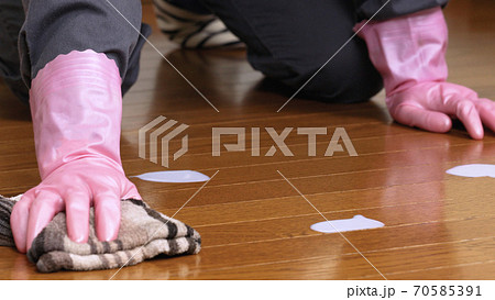 フローリング床のワックスがけ 70585391