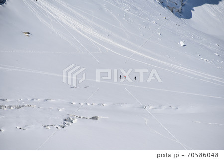 モンブランを登る登山者 70586048