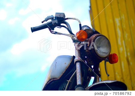 錆びた古いバイクと青空 70586792