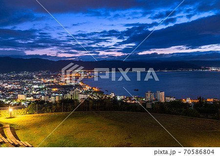 《長野県》諏訪湖の夜景・立石公園の眺め 70586804