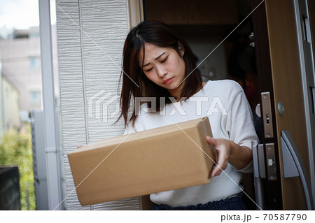身に覚えのない宅配物が届いた女性 身に覚えのない宅配物が届いた女性 70587790