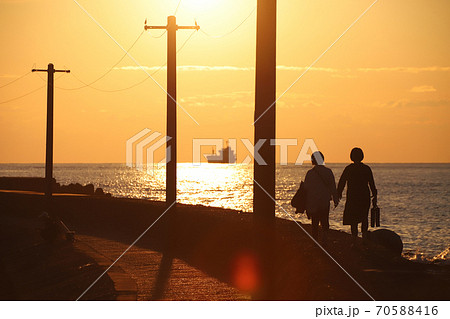 三国サンセットビーチの夕日（福井県 坂井市 三国町 シルエット） 70588416