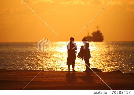 三国サンセットビーチの夕暮れ（福井県 坂井市 三国町 シルエット） 70588417