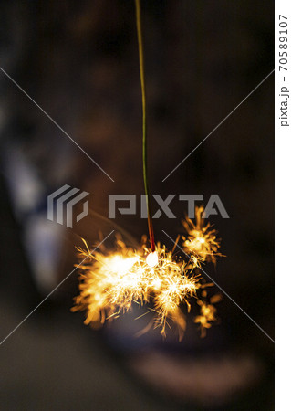 弾ける線香花火と浴衣女子の足元 ステイホームでできること10の写真素材
