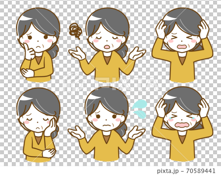 困っている中年女性 70589441