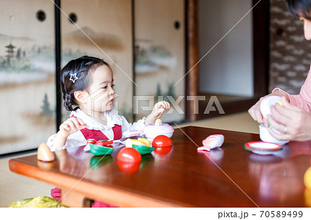 田舎暮らしをするパパと可愛い女児の写真素材