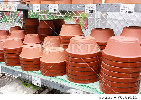 ホームセンターで売られている植木鉢 ホームセンターで売られている植木鉢 70589515