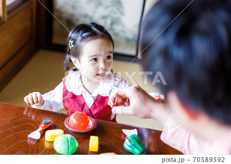 田舎暮らしをするパパと可愛い女児の写真素材