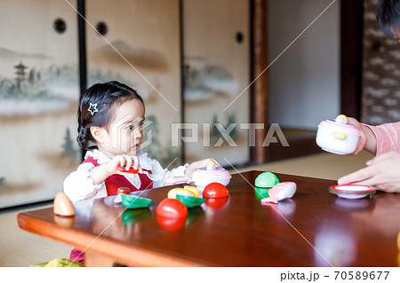 田舎暮らしをするパパと可愛い女児 70589677