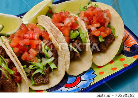 メキシコ料理のタコス 70590565