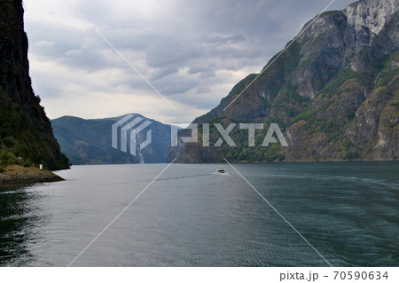 ノルウェー フロム~グドヴァンゲン間のソグネフィヨルド・クルーズ観光船から凪いだ海面の風景を望む。 ノルウェー フロム~グドヴァンゲン間のソグネフィヨルド・クルーズ観光船から凪いだ海面の風景を望む。 70590634