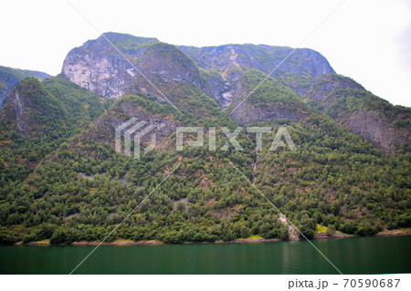 ノルウェー　フロム～グドヴァンゲン間のソグネフィヨルド・クルーズ観光船から屏風の様な山の山肌を望む。 70590687