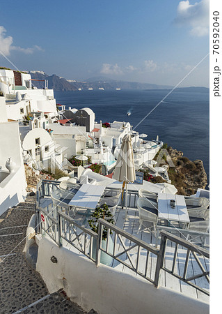 ギリシャサントリーニ島イア 高級ホテル近くのエーゲ海へ続く道の写真素材