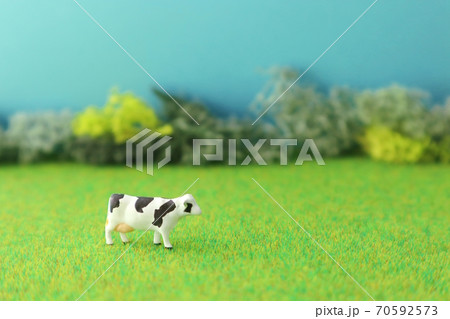 牛と草（年賀状） 70592573