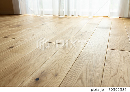 無垢板フローリングのリビング 床材 カーテン 無垢板フローリングのリビング 床材 カーテン 70592585