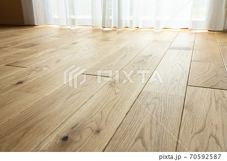 無垢板フローリングのリビング　床材　カーテン 70592587