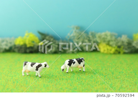 牛と草（年賀状） 70592594