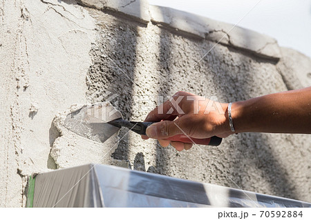 門柱を塗る左官職人 70592884