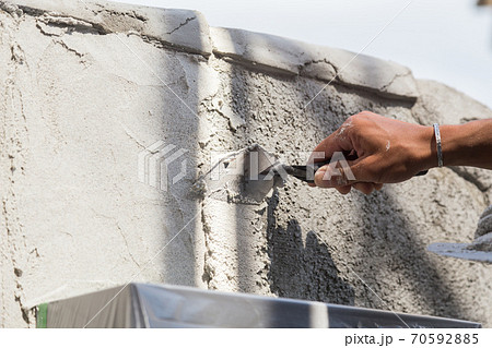 門柱を塗る左官職人 70592885