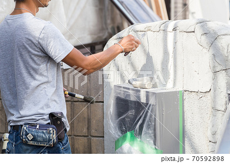 門柱を塗る左官職人 門柱を塗る左官職人 70592898