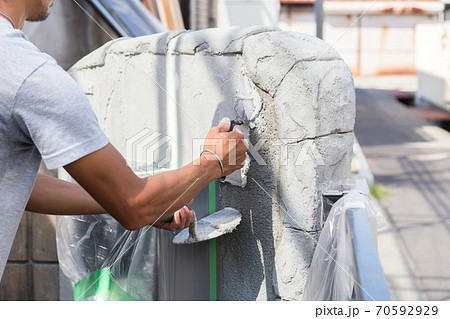 門柱を塗る左官職人 門柱を塗る左官職人 70592929
