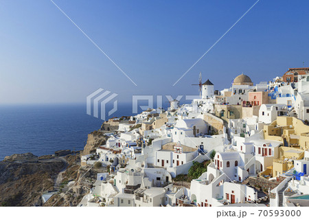 ギリシャ　サントリーニ島のイアの絶景　イアの古城から見る青の絶景2 70593000